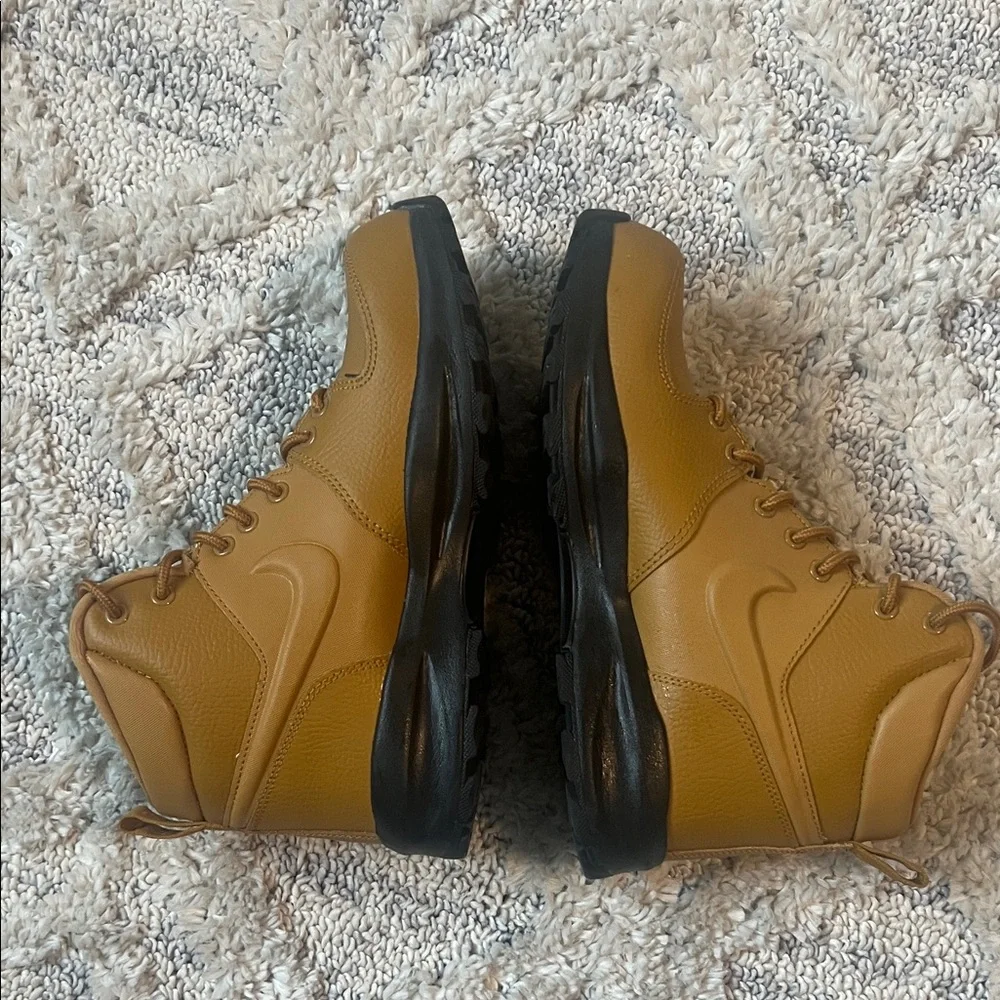 Nike Manoa Lace-Up Boots